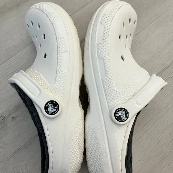 CROCS Classic White and Gray Fuzzy Lined Mules & Clogs - Picture 3 of 8